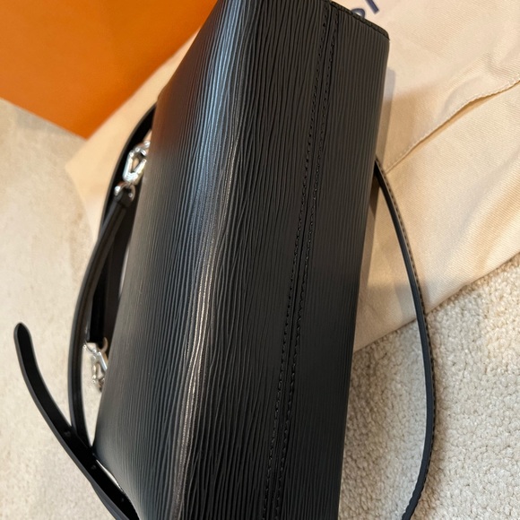 LOUIS VUITTON Epi Pochette Grenelle Black - Picture 4 of 8